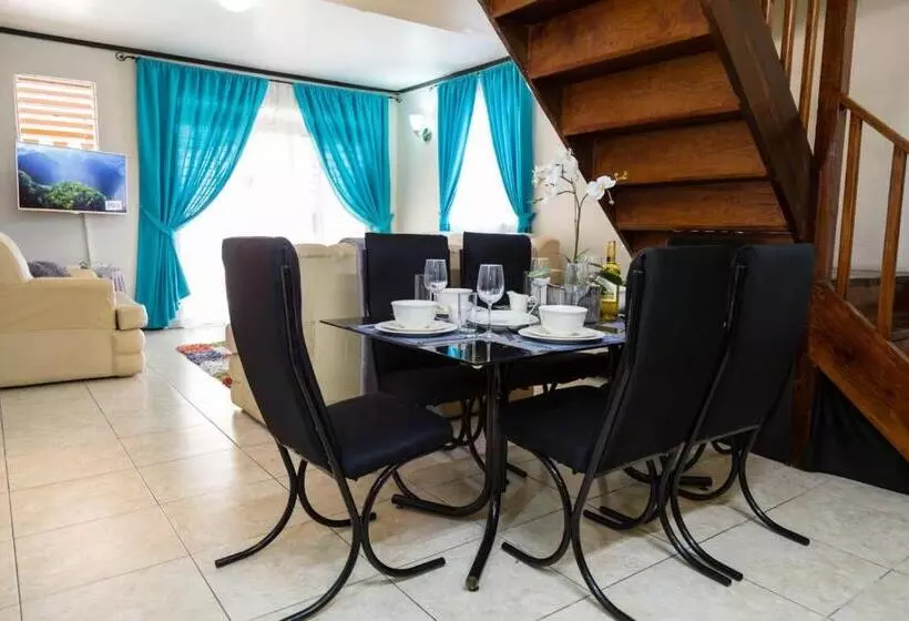 پانسیون Secluded Retreat In White River Ocho Rios
