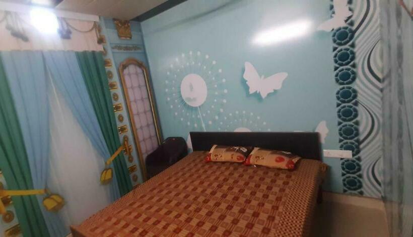 Hotel Oyo 90776 Radhika Guest House