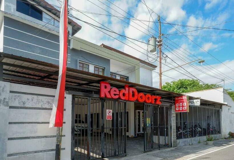 Hotel Reddoorz @ Kratonan Solo
