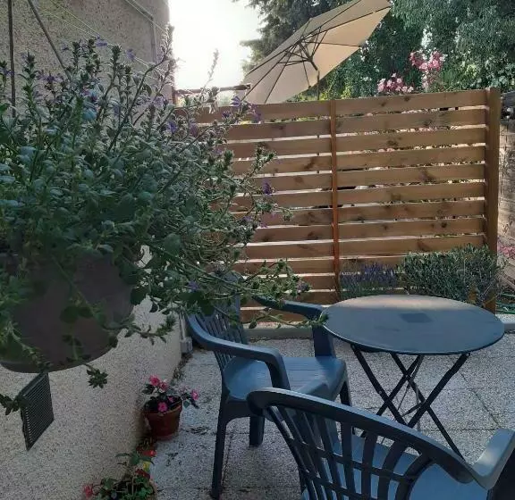 Majatalo Location Saisonnière Avec Piscine Et Terrasse Au Pied Du Luberon