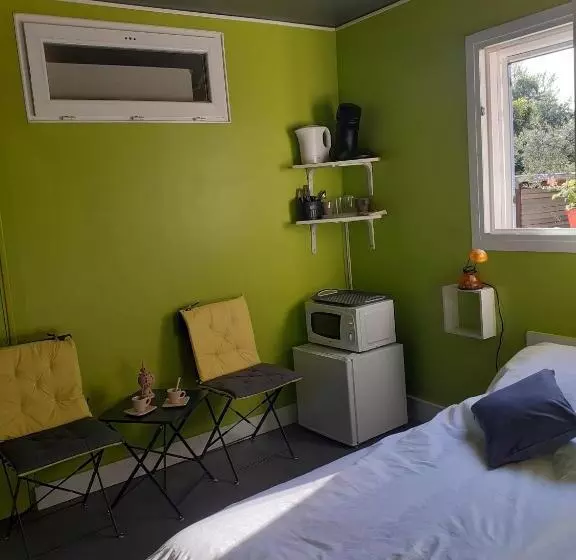 Majatalo Location Saisonnière Avec Piscine Et Terrasse Au Pied Du Luberon