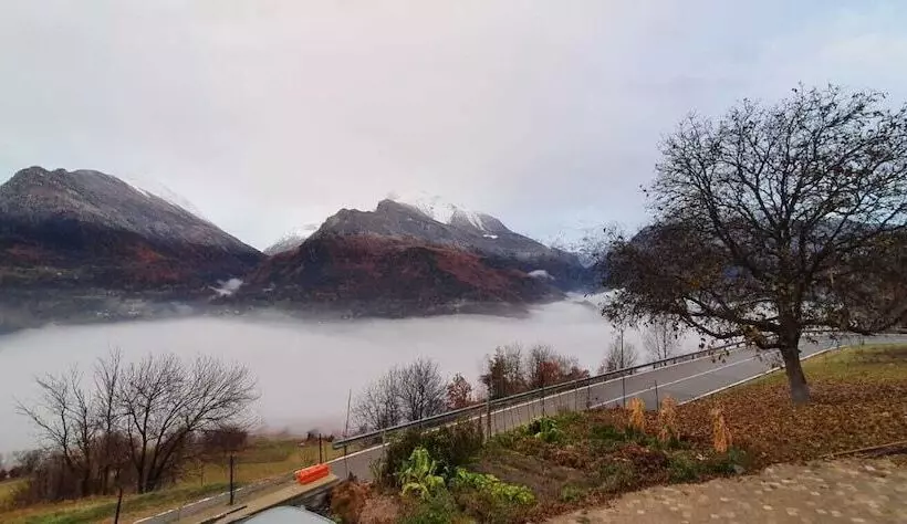 Aamiaismajoitus (B&B) Lo Noyer Et Les Roses