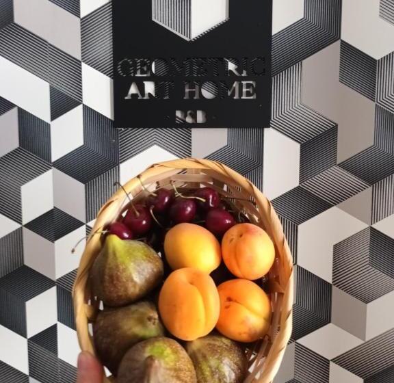 تختخواب و صبحانه Geometric Art Home