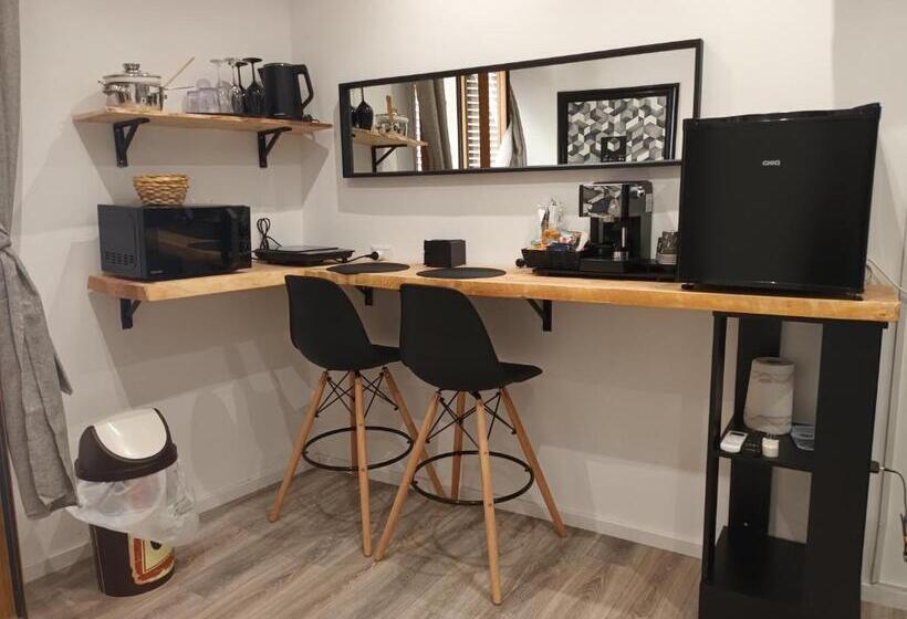 تختخواب و صبحانه Geometric Art Home