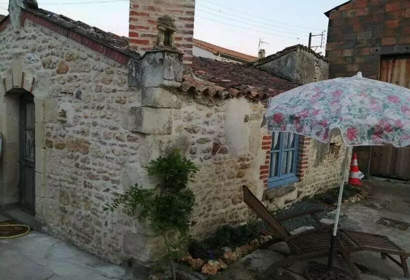 Aamiaismajoitus (B&B) Gatekeepers Cottage Tiny House, Taizé, Deux Sevres, Velo Francette