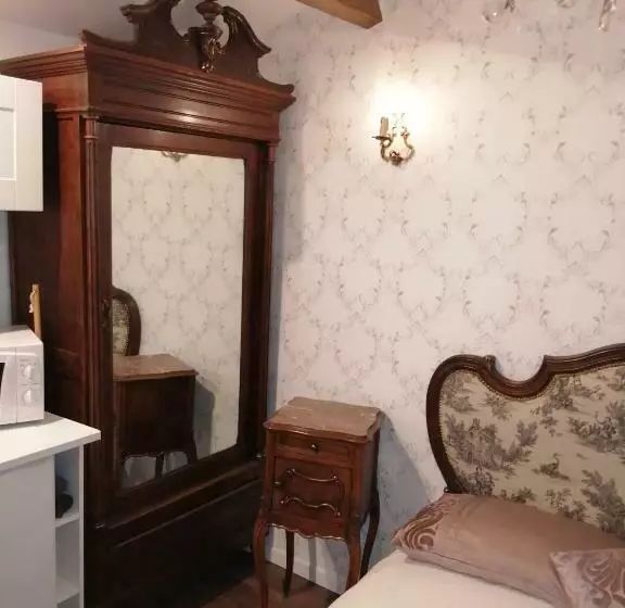 Aamiaismajoitus (B&B) Gatekeepers Cottage Tiny House, Taizé, Deux Sevres, Velo Francette