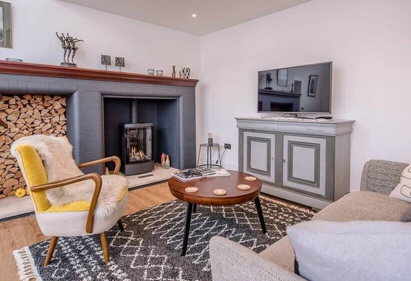 7 Old Grammar School, Leiston