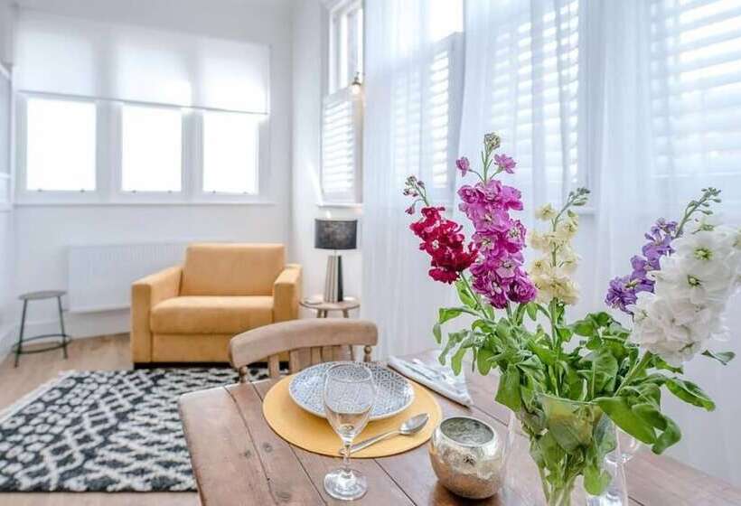 7 Old Grammar School, Leiston