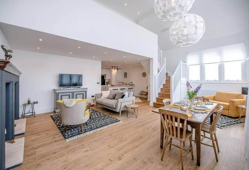 7 Old Grammar School, Leiston