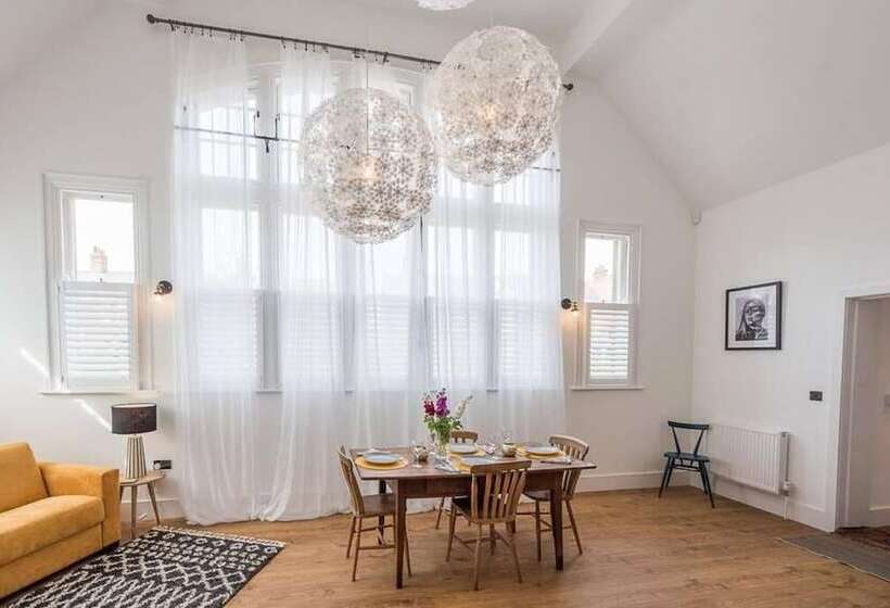 7 Old Grammar School, Leiston