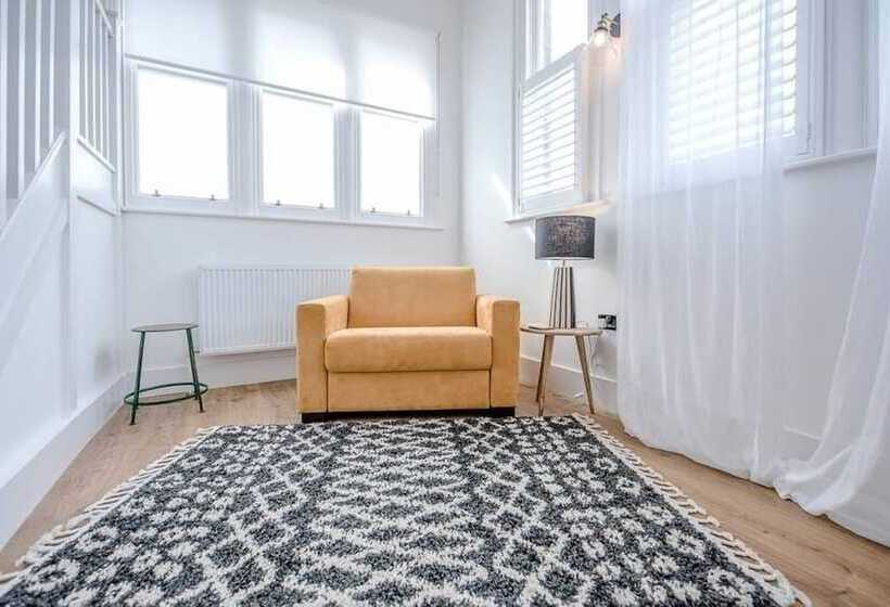 7 Old Grammar School, Leiston