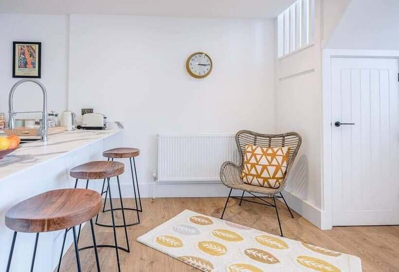 7 Old Grammar School, Leiston