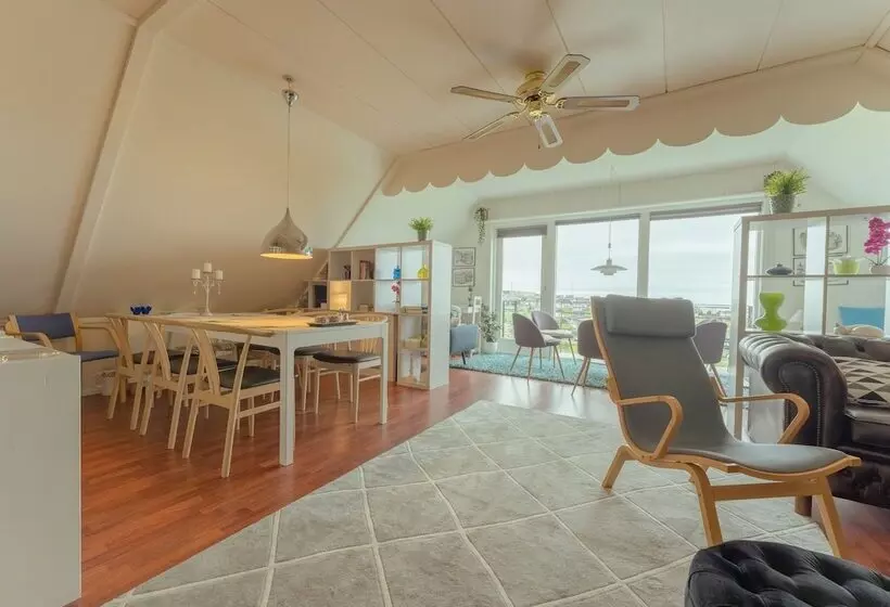 Great 3 Br Loft Apt / Views / Free Parking