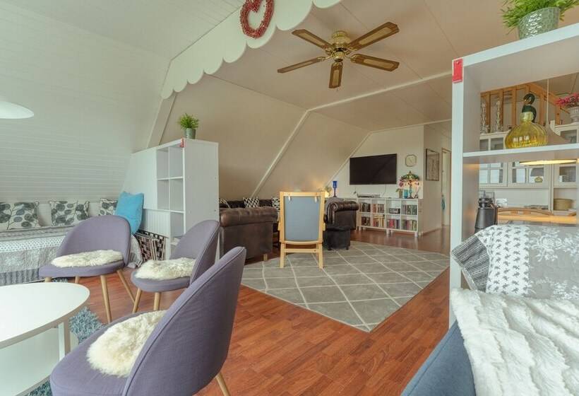 Great 3 Br Loft Apt / Views / Free Parking