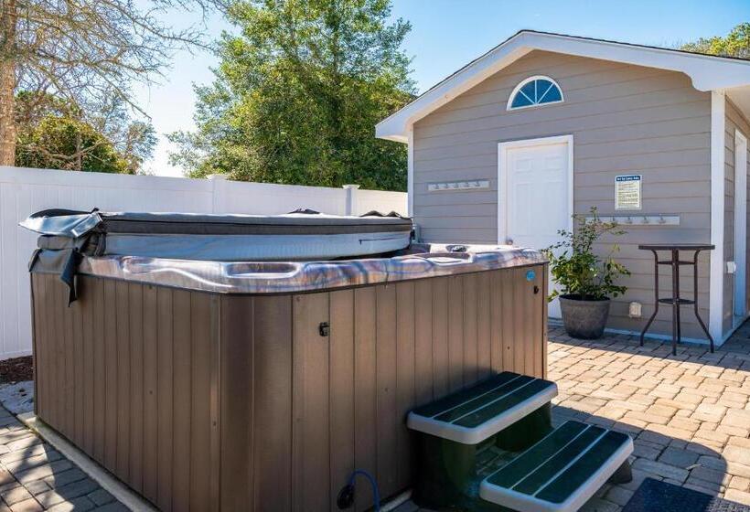 Barbee Beach House By Oak Island Accommodations