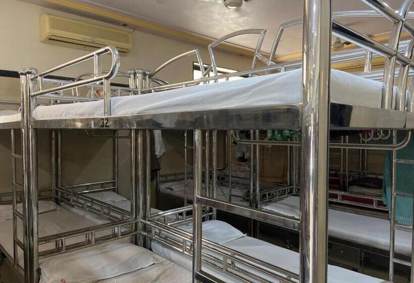 호스텔 Royal Guest House By Wb Inn