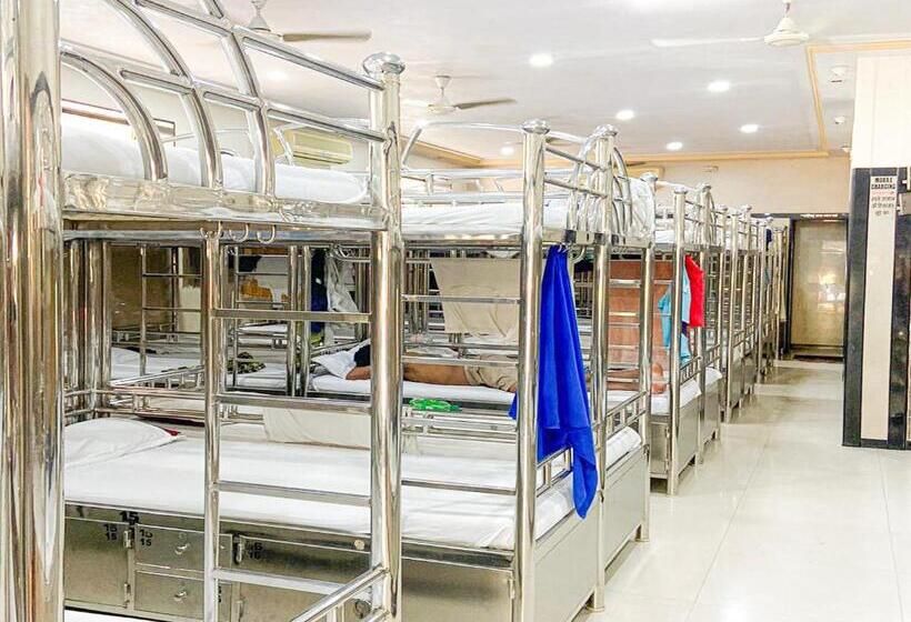 הוסטל Royal Guest House By Wb Inn