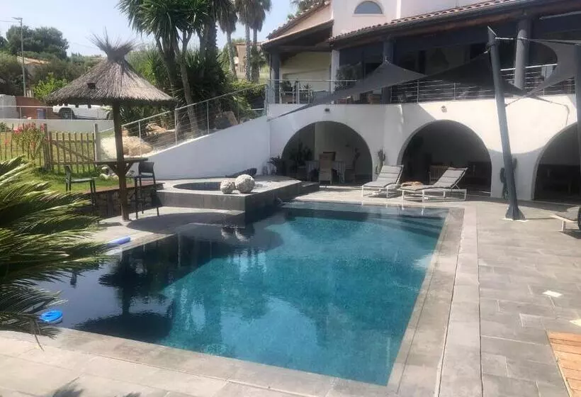 Aamiaismajoitus (B&B) Les Lofts De Bouzigues