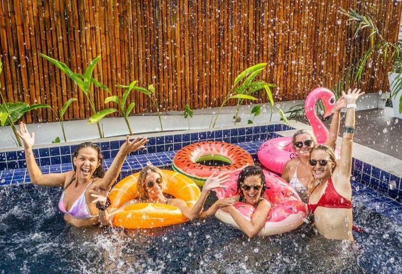 Isla Tortuga Diving & Hostel