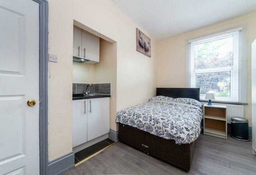 Pensiune Highlands Gardens Suites