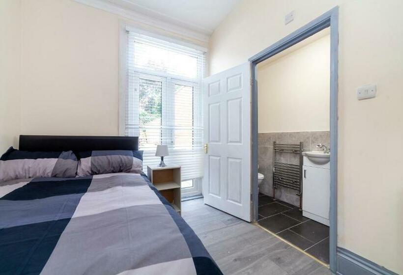 Pensiune Highlands Gardens Suites