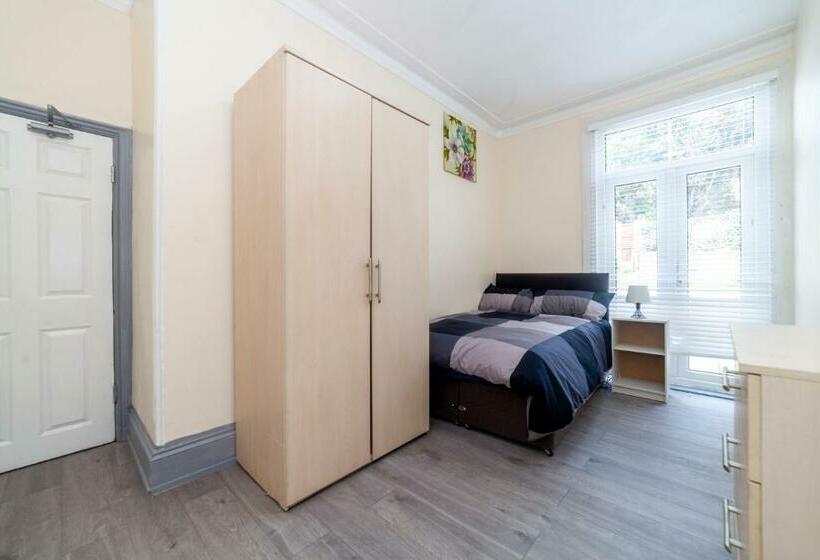 Pensiune Highlands Gardens Suites