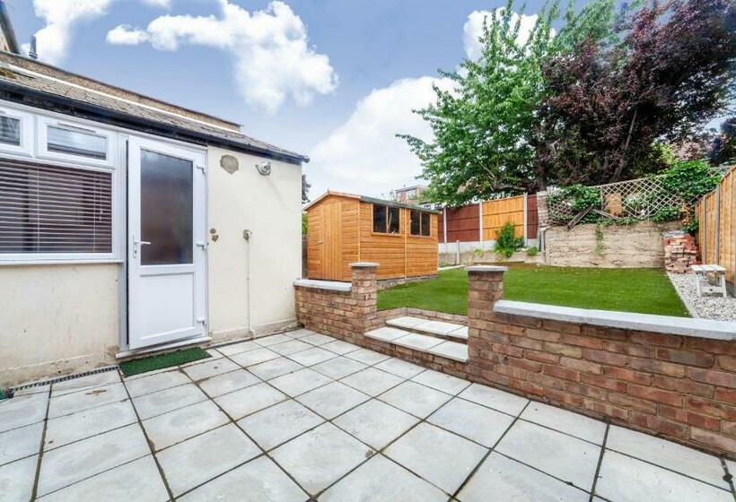 Pensiune Highlands Gardens Suites