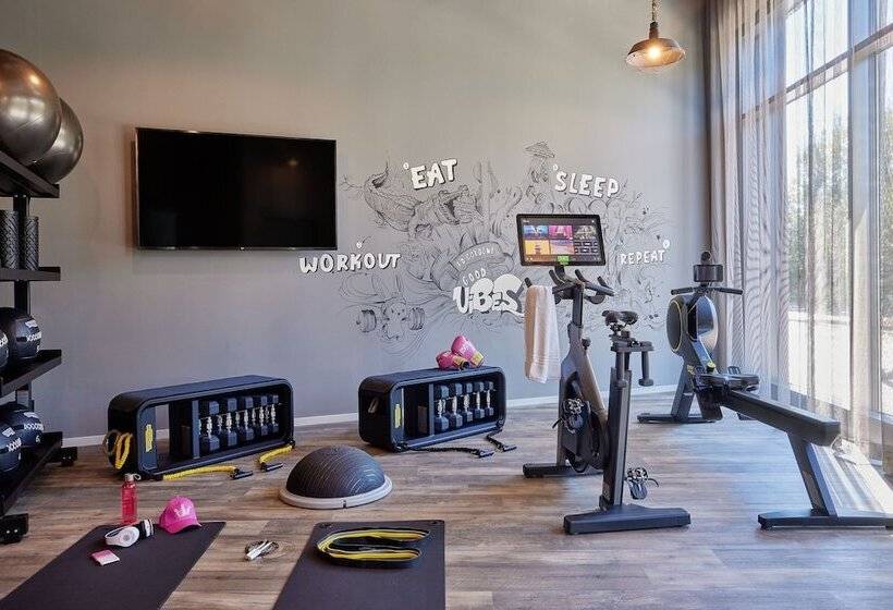 هتل Moxy Cologne Muelheim