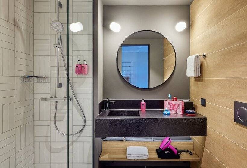 هتل Moxy Cologne Muelheim