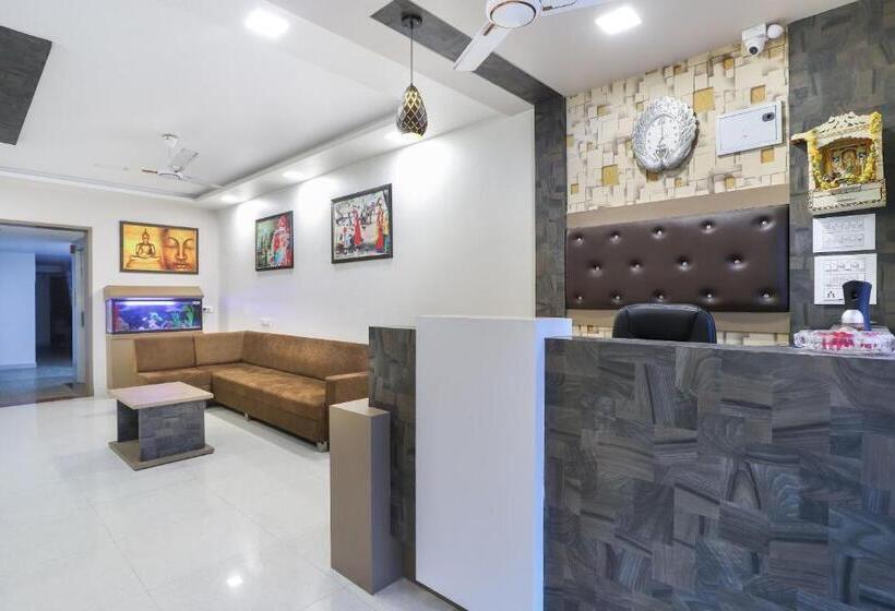 هتل Oyo 89156 Living Point