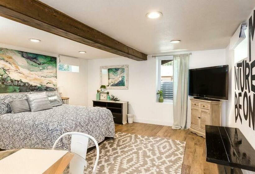 Cozy Apartment Minutes From Downtown
