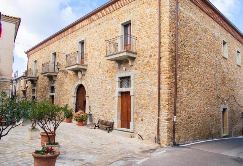 بنسيون Palazzo Iaquinta   Rooms, Restaurant & Wellness