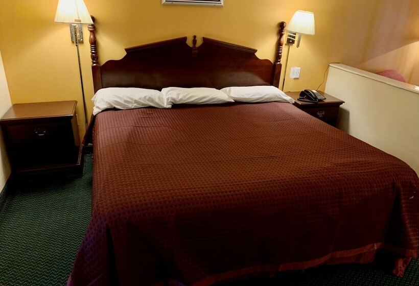 Отель Deluxe Inn & Suites