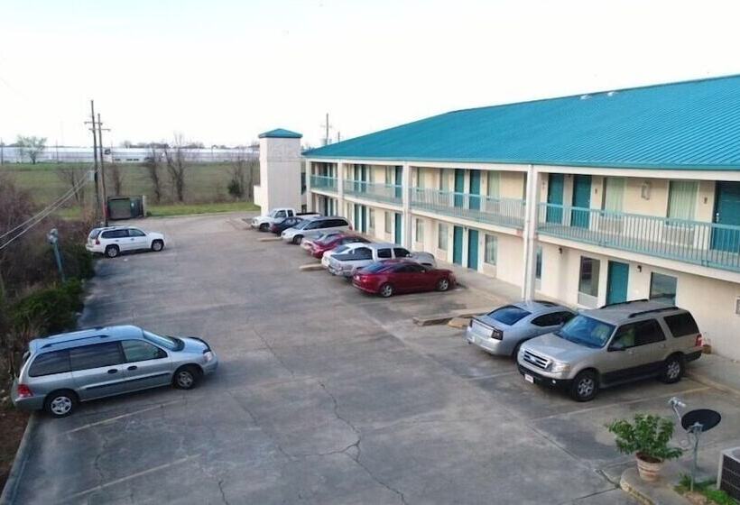 Отель Deluxe Inn & Suites