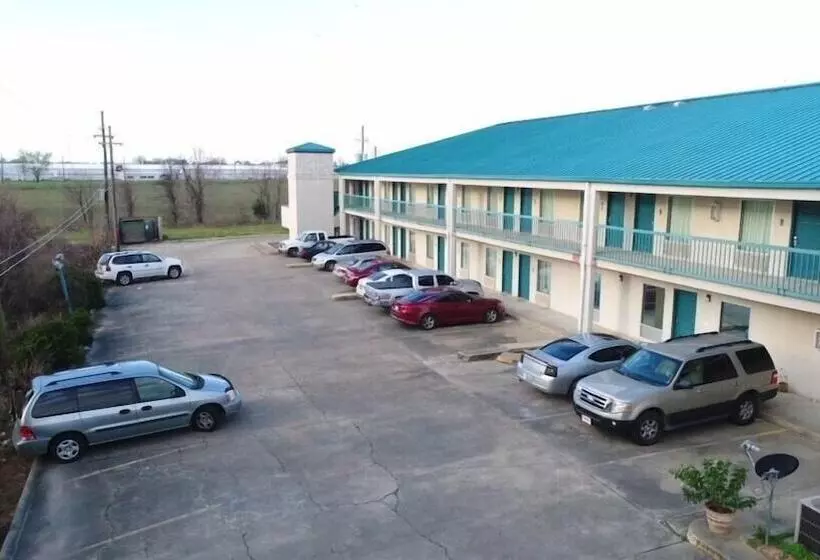 ホテル Deluxe Inn & Suites