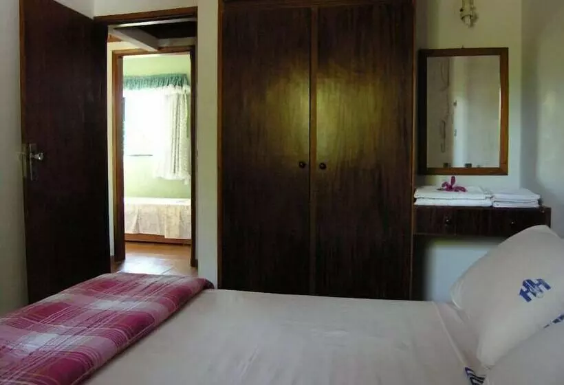 هتل Holiday House