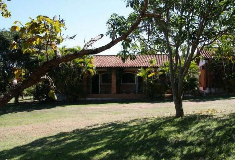 فندق Holiday House