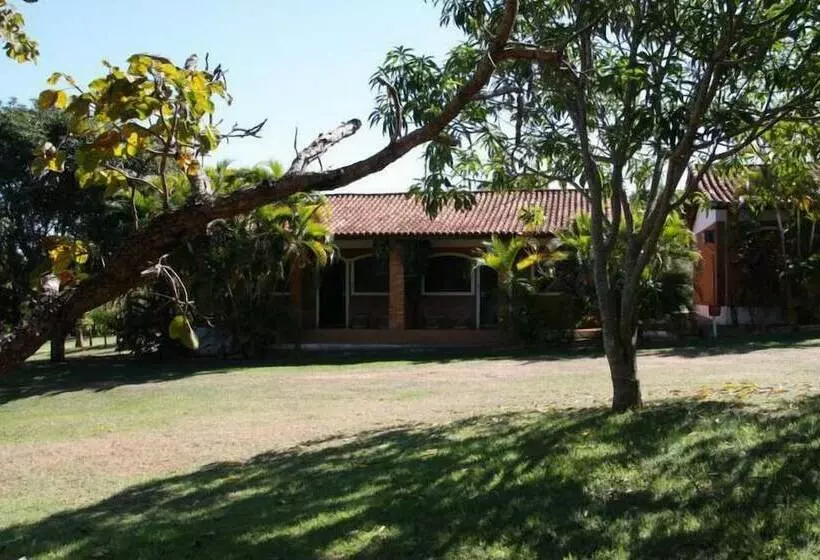 هتل Holiday House