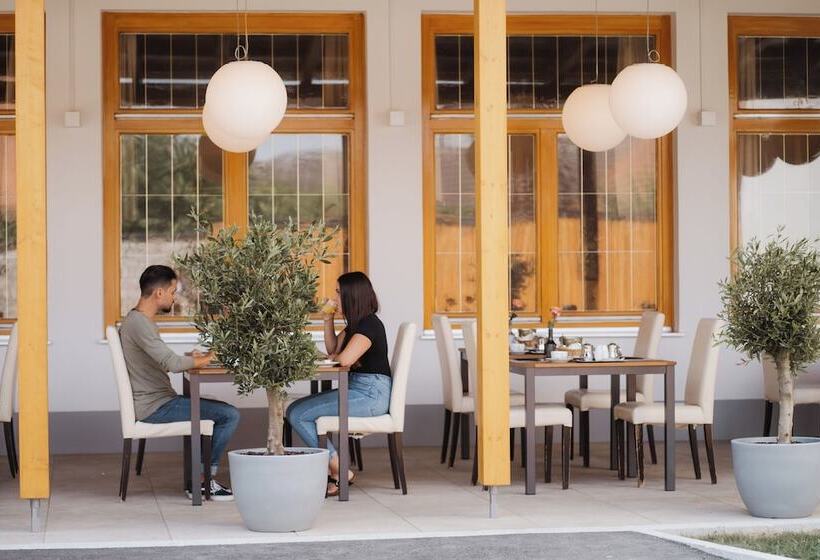 بنسيون Restaurant Bistro Raffel