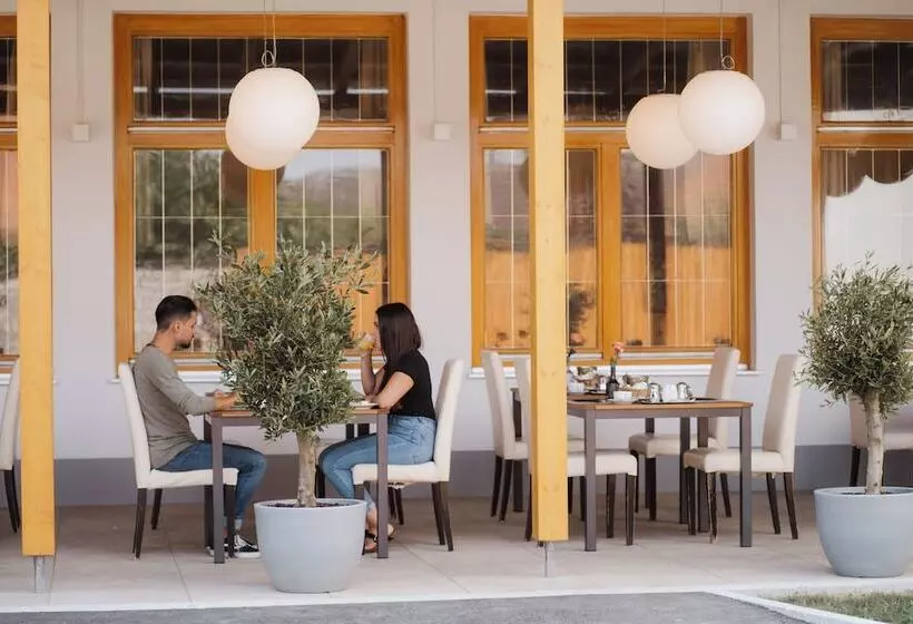 بنسيون Restaurant Bistro Raffel