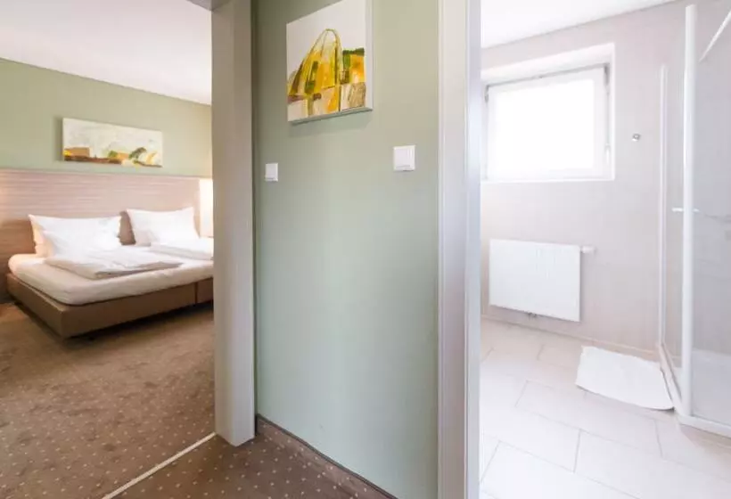 بنسيون Restaurant Bistro Raffel