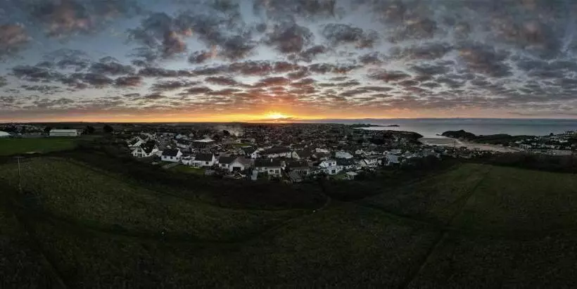 تختخواب و صبحانه Sirens Sunset Peaceful Retreat With Stunning Sea Views, 5 Minutes From Porth Beach