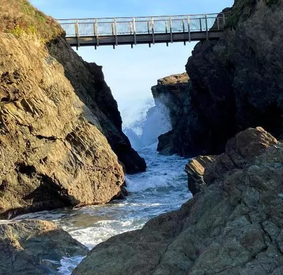 تختخواب و صبحانه Sirens Sunset Peaceful Retreat With Stunning Sea Views, 5 Minutes From Porth Beach