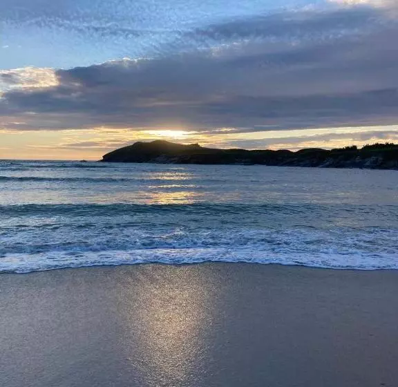 تختخواب و صبحانه Sirens Sunset Peaceful Retreat With Stunning Sea Views, 5 Minutes From Porth Beach