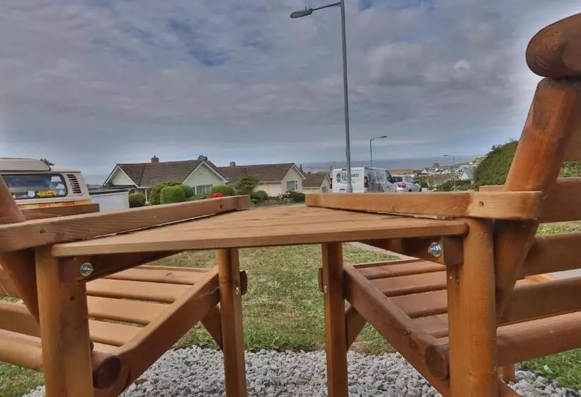 تختخواب و صبحانه Sirens Sunset Peaceful Retreat With Stunning Sea Views, 5 Minutes From Porth Beach