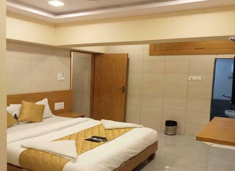 בית מלון כפרי New Sarah Inn, Andheri West