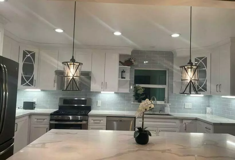 5 Bedroom House In Prestigious Neighborhood!