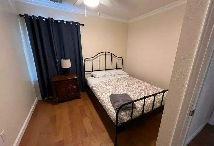 5 Bedroom House In Prestigious Neighborhood!