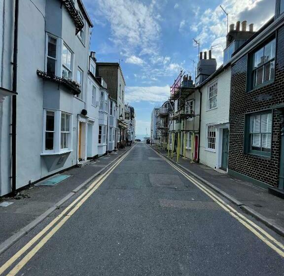 Great Location   100m From The Sea!