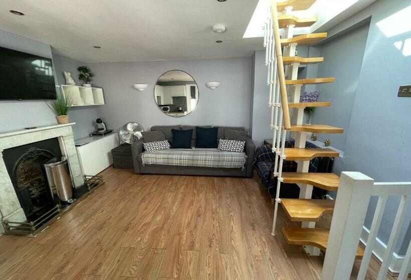 Great Location   100m From The Sea!